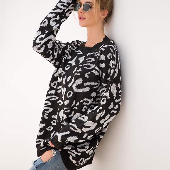 Black and White Oversized Sweater. - Picture 2 of 4